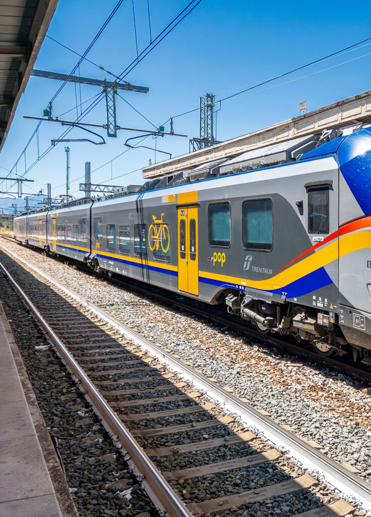 Treno trenitalia con pittogramma bicicletta